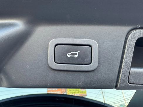 Used 2018 Land Rover Range Rover Velar R-Dynamic SE image 35