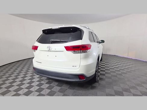 Used 2019 Toyota Highlander XLE FWD image 39