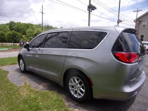 Used 2017 Chrysler Pacifica Touring image 9
