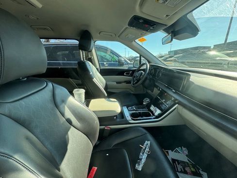 Certified 2024 Kia Carnival EX image 3