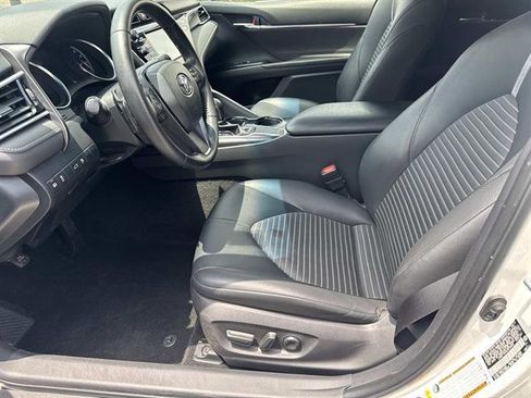 Used 2018 Toyota Camry SE w/ Convenience Package FWD image 16