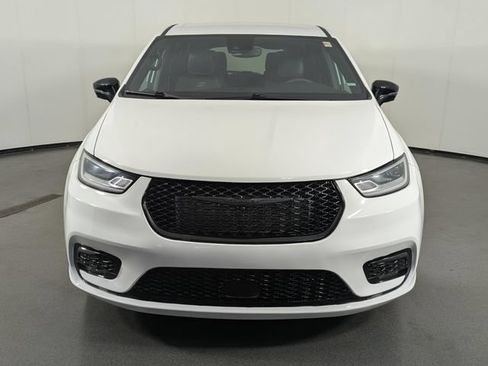 Used 2024 Chrysler Pacifica Limited FWD image 3
