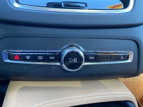 Used 2024 Volvo XC90 T8 Ultimate w/ Lounge Package image 21