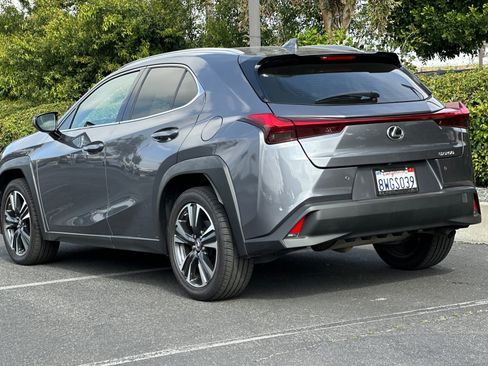 Certified 2021 Lexus UX 200 w/ Accessory Package (Z1) FWD image 3