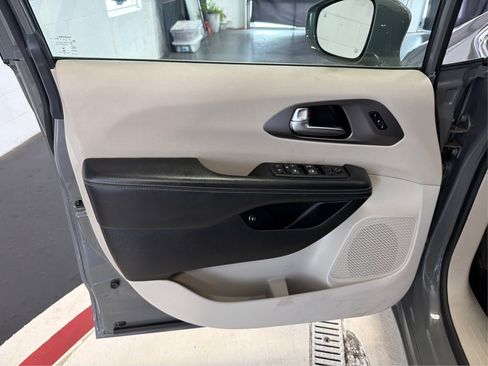 Used 2022 Chrysler Pacifica Touring-L FWD image 24