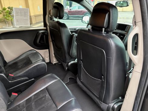Used 2017 Dodge Grand Caravan SXT image 21