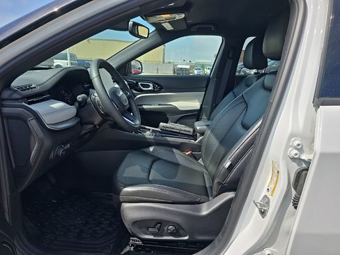 Used 2025 Jeep Compass Limited AWD/4WD image 9