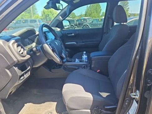Used 2018 Toyota Tacoma TRD Off-Road w/ Technology Package AWD/4WD image 3