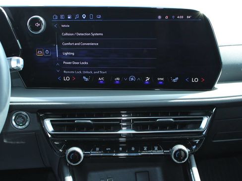 Used 2025 Chevrolet Traverse LT FWD image 24