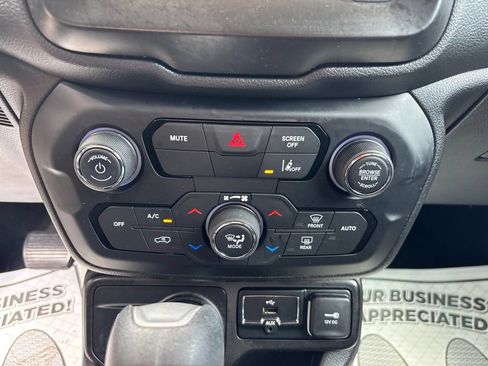 Used 2021 Jeep Renegade Latitude AWD/4WD image 18