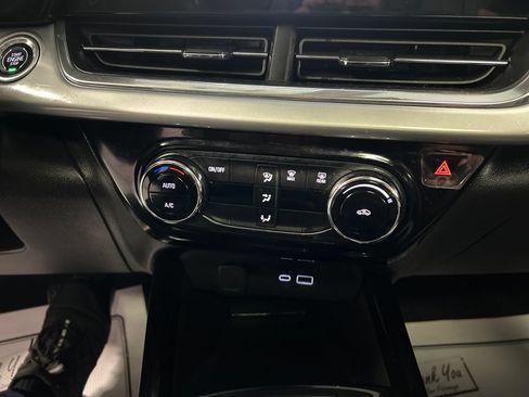 Used 2025 Chevrolet Trax LT w/ Sunroof Package FWD image 19