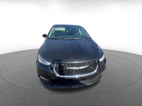 Used 2023 Chrysler Pacifica Touring-L image 2