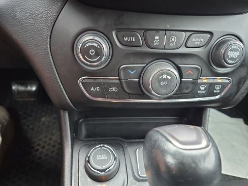 Used 2020 Jeep Cherokee Latitude Plus w/ Cold Weather Group image 25