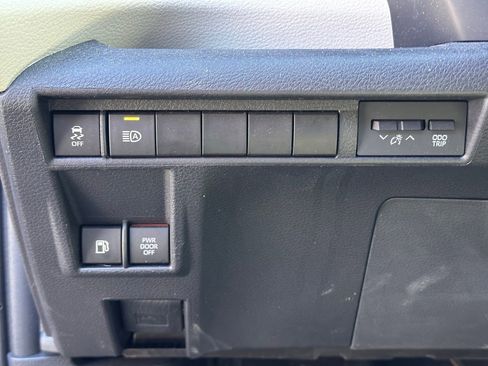 Used 2022 Toyota Sienna XLE image 27