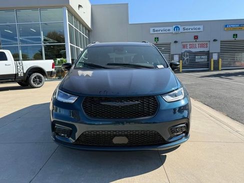 New 2025 Chrysler Pacifica Limited image 2