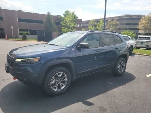 Used 2019 Jeep Cherokee Trailhawk w/ Cold Weather Group AWD/4WD image 1