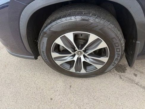 Used 2020 Toyota Highlander XLE AWD/4WD image 49