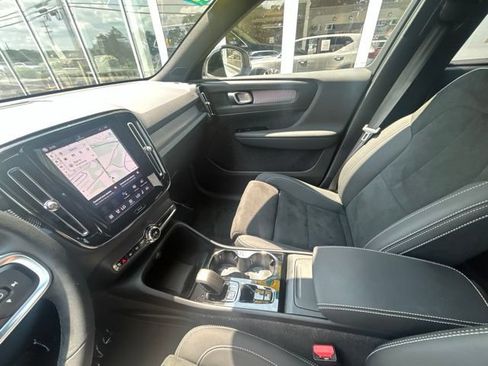 Certified 2025 Volvo XC40 B5 Plus AWD/4WD image 21