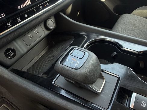 Used 2025 Nissan Rogue SV AWD/4WD image 19