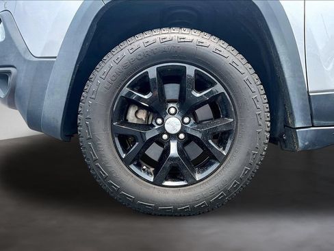 Used 2017 Jeep Cherokee Trailhawk AWD/4WD image 9