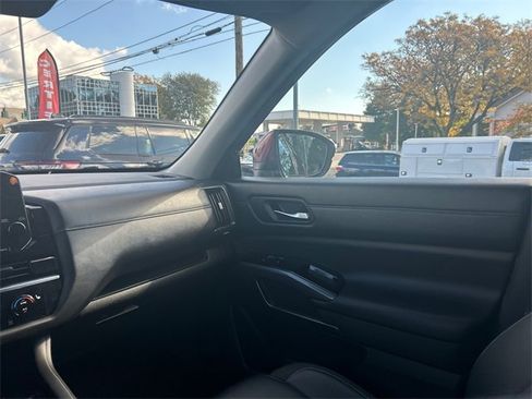 Certified 2024 Nissan Pathfinder SL image 24