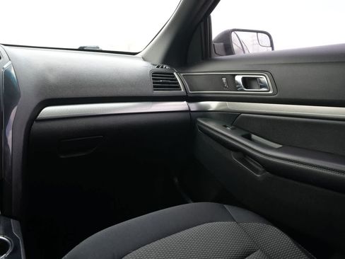 Used 2018 Ford Explorer XLT FWD image 8