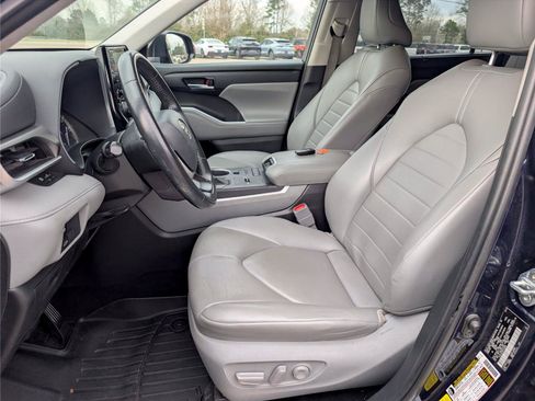 Used 2022 Toyota Highlander XLE FWD image 12
