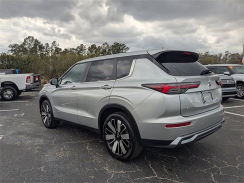 Used 2025 Mitsubishi Outlander SE image 5