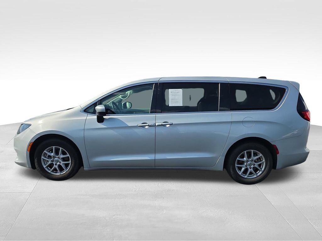 Used 2023 Chrysler Voyager LX FWD image 2