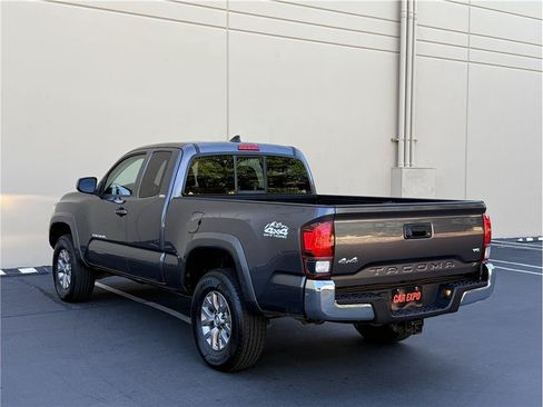 Used 2018 Toyota Tacoma SR5 AWD/4WD image 4