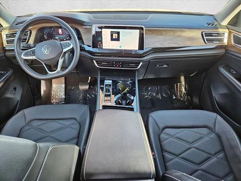 Used 2025 Volkswagen Atlas SE image 16