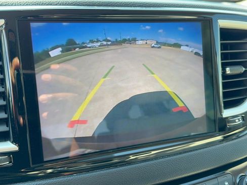 Used 2021 Chrysler Pacifica Touring-L FWD image 24