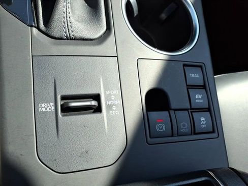 Used 2023 Toyota Highlander XLE image 29