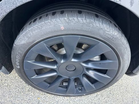 Used 2024 Tesla Model Y 2WD image 9