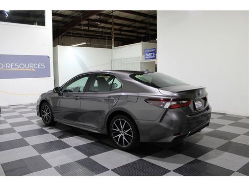 Used 2023 Toyota Camry SE image 6