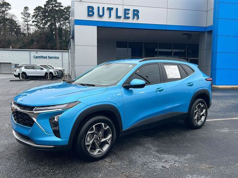 Certified 2025 Chevrolet Trax LT w/ Driver Confidence Package image 2