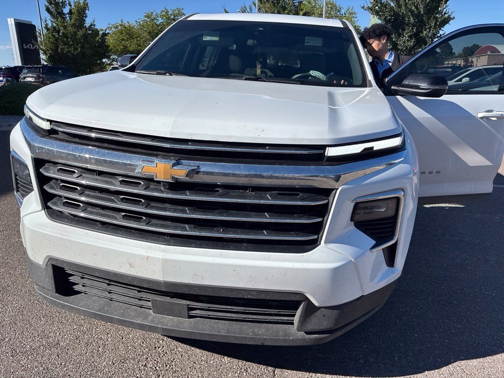 Used 2025 Chevrolet Traverse LT FWD image 3