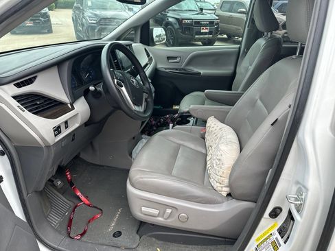 Used 2017 Toyota Sienna XLE FWD image 5