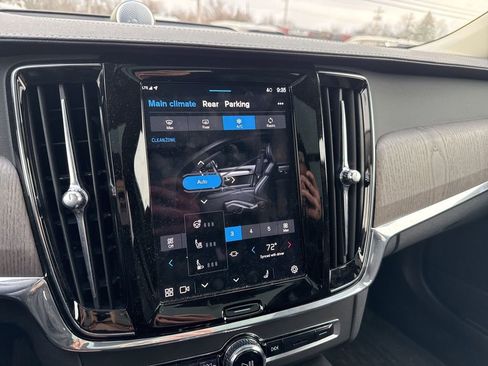 Used 2023 Volvo V90 B6 Cross Country Ultimate w/ Climate Package image 17