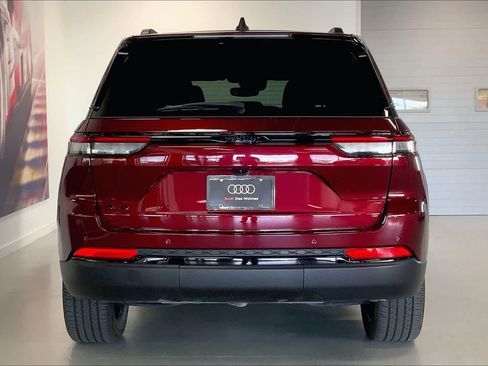 Used 2023 Jeep Grand Cherokee Altitude image 5