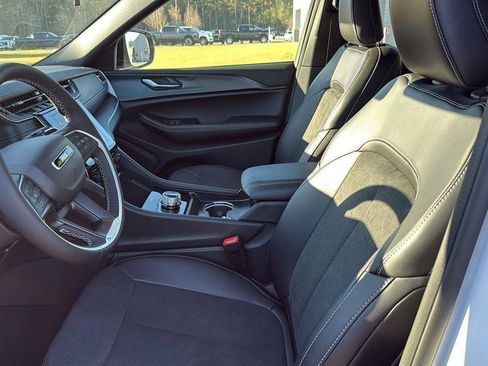 New 2025 Jeep Grand Cherokee Altitude image 14