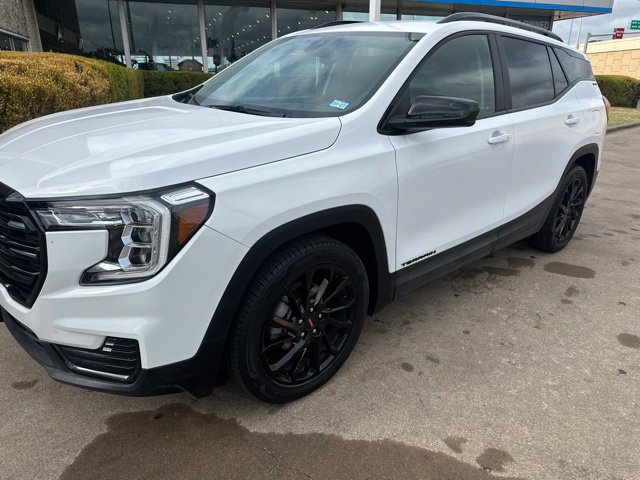 Used 2024 GMC Terrain SLE w/ Driver Convenience Package FWD image 2