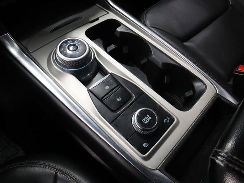 Used 2023 Ford Explorer XLT AWD/4WD image 32
