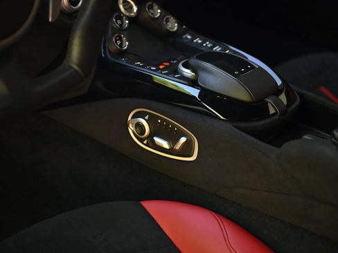 Used 2020 Aston Martin V8 Vantage Coupe RWD image 21