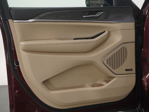 Used 2024 Jeep Grand Cherokee Limited w/ Luxury Tech Group II image 20