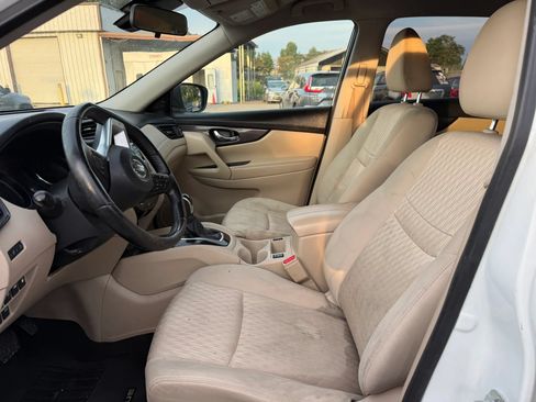 Used 2019 Nissan Rogue SV FWD image 2