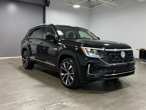 Used 2024 Volkswagen Atlas SEL Premium R-Line image 2