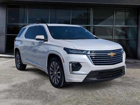 Used 2023 Chevrolet Traverse Premier image 2