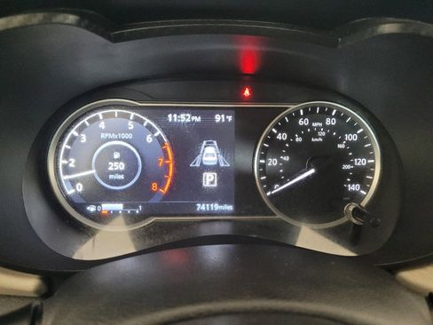 Used 2021 Nissan Versa SV FWD image 23