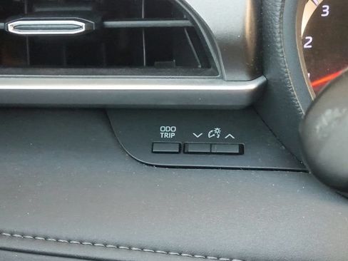 Used 2020 Toyota Highlander LE FWD image 28